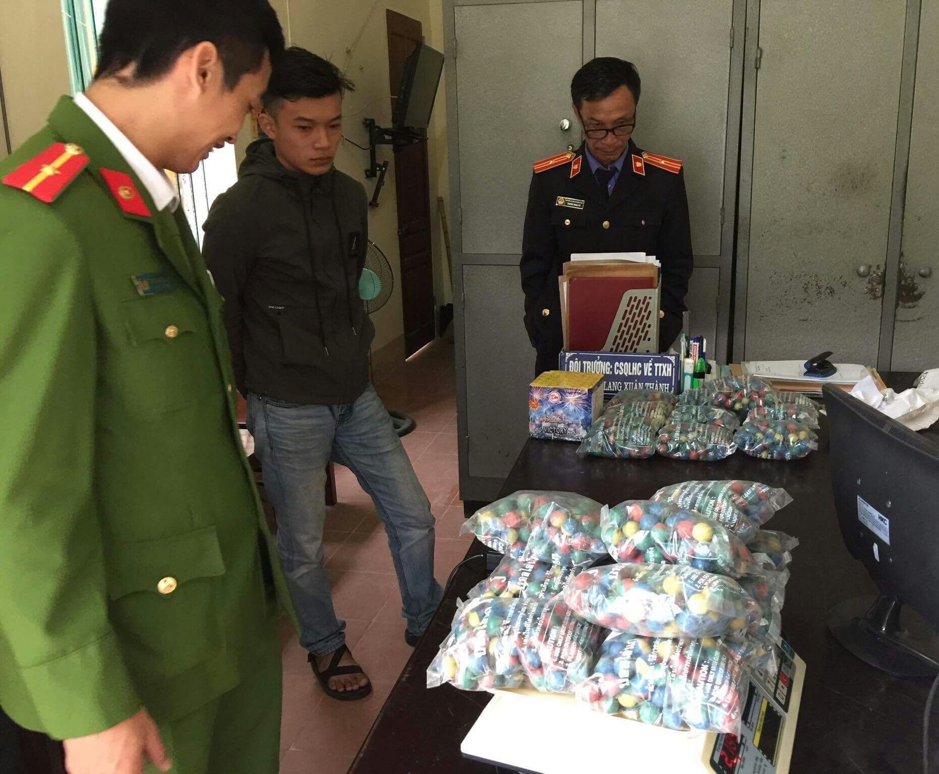 Công an Quỳ Hợp bắt giữ 1 vụ buôn bán pháo. Ảnh: Phan Giang
