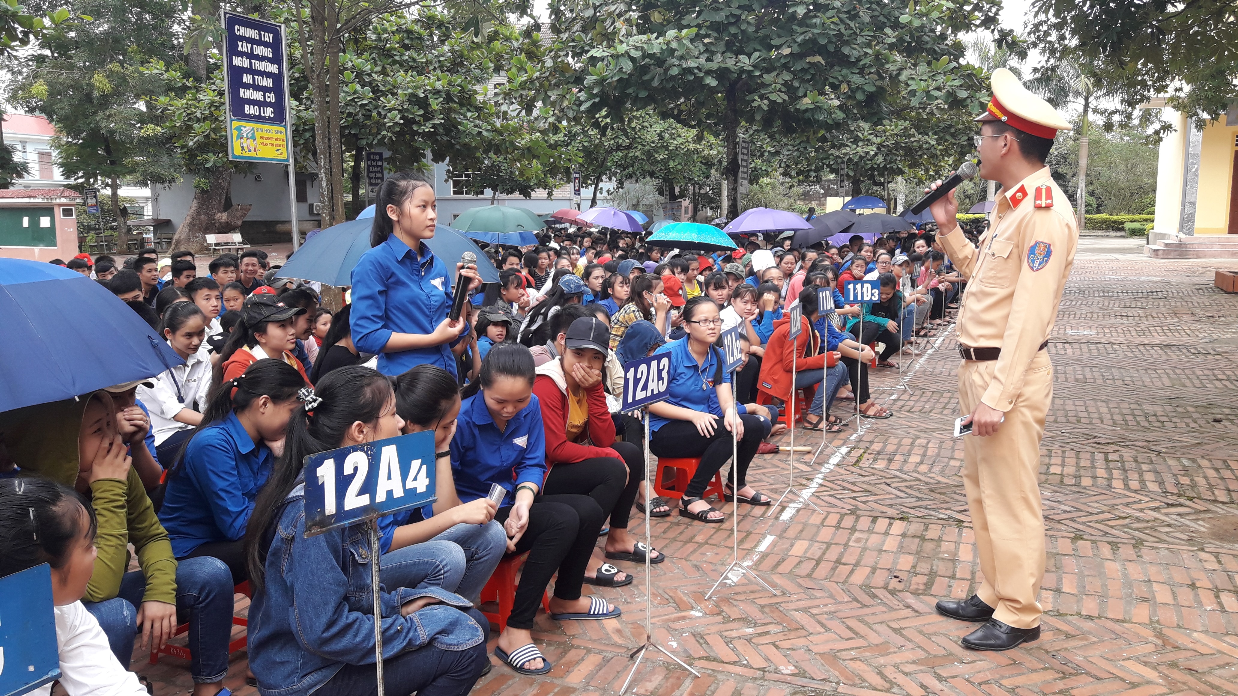 Lực lượng CSGT tuyên truyền Luật giao thông cho học sinh. Ảnh: Phan Giang