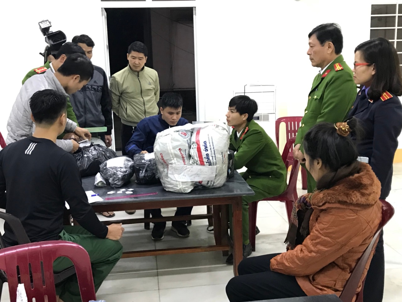Cơ quan chức năng đang kiểm tra tang vật. Ảnh: Huy Nhâm