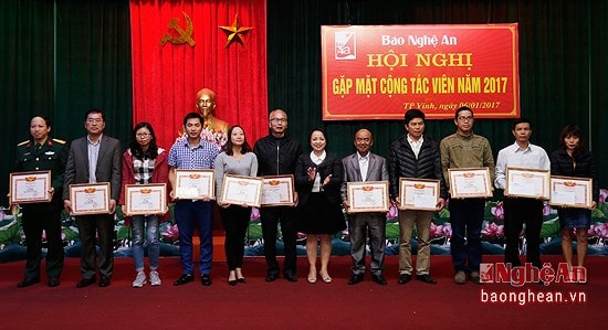 Ban biên tập Báo Nghệ An trao thưởng cho các CTV xuất sắc tại Hội nghị CTV năm 2017. Ảnh: Đức Anh