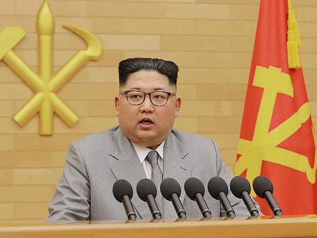 Trong bài phát biểu gửi tới toàn dân, lãnh đạo Triều Tiên Kim Jong Un dọa sẽ tấn công Mỹ bằng hạt nhân và đề nghị hợp tác, đối thoại với Hàn Quốc nhằm duy trì hòa bình trên bán đảo. Ông thậm chí ra lệnh cho cấp dưới đàm phán với Seoul về việc cử một đoàn đại biểu tới tham gia Thế vận hội Mùa Đông trong tháng 2 ở Pyeongchang.