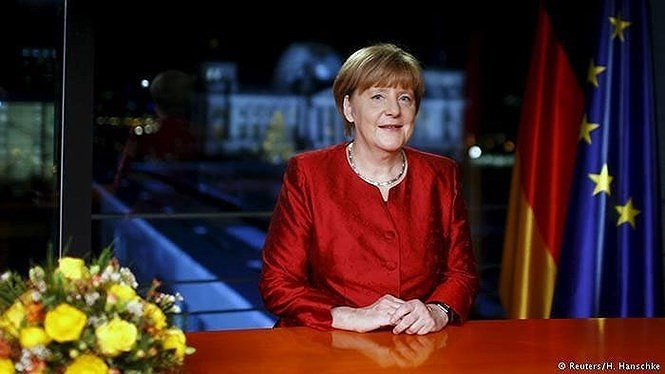 Trong bài diễn văn quan trọng tạm biệt năm 2017 đón chào năm 2018, Thủ tướng Angela Merkel thừa nhận nước Đức đang đối mặt với sự phân rẽ chính trị. Đây là năm đầu tiên một đảng bảo thủ hơn cả đảng của bà - Lựa chọn thay thế cho Đức (Alternative for Germany) – giành 12,6% số phiếu trong cuộc bầu cử quốc hội, do vậy vô hiệu hóa nỗ lực của nữ Thủ tướng muốn thành lập một chính phủ dựa trên lợi ích của các đảng.