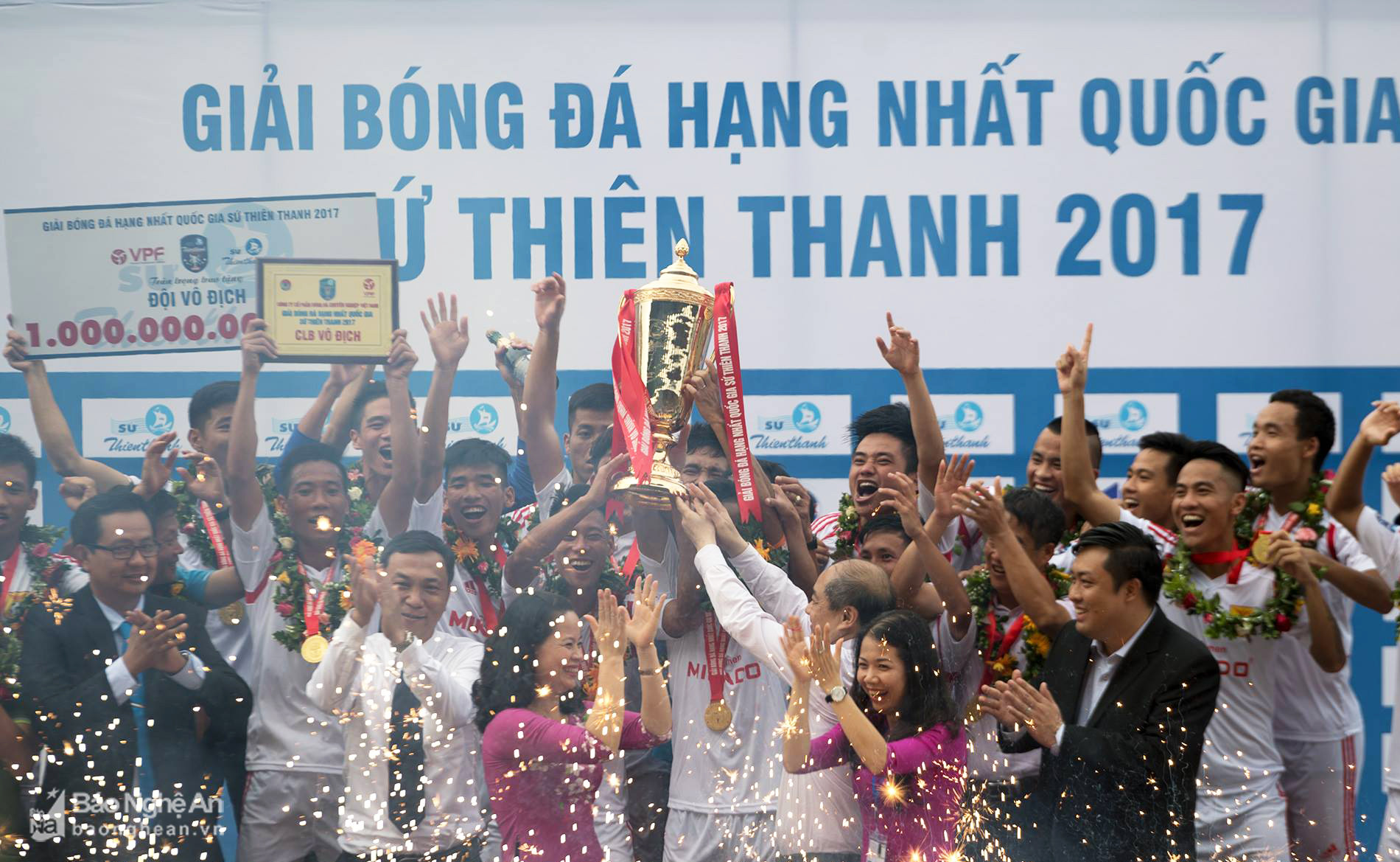 Vô địch hạng Nhất năm vừa qua nhưng CLB Nam Định đứng trước nguy cơ không được dự V.League 2018. Ảnh: Hải Thịnh