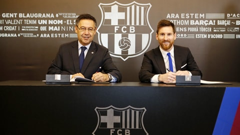 Messi trong ngày gia hạn hợp đồng với Barca.