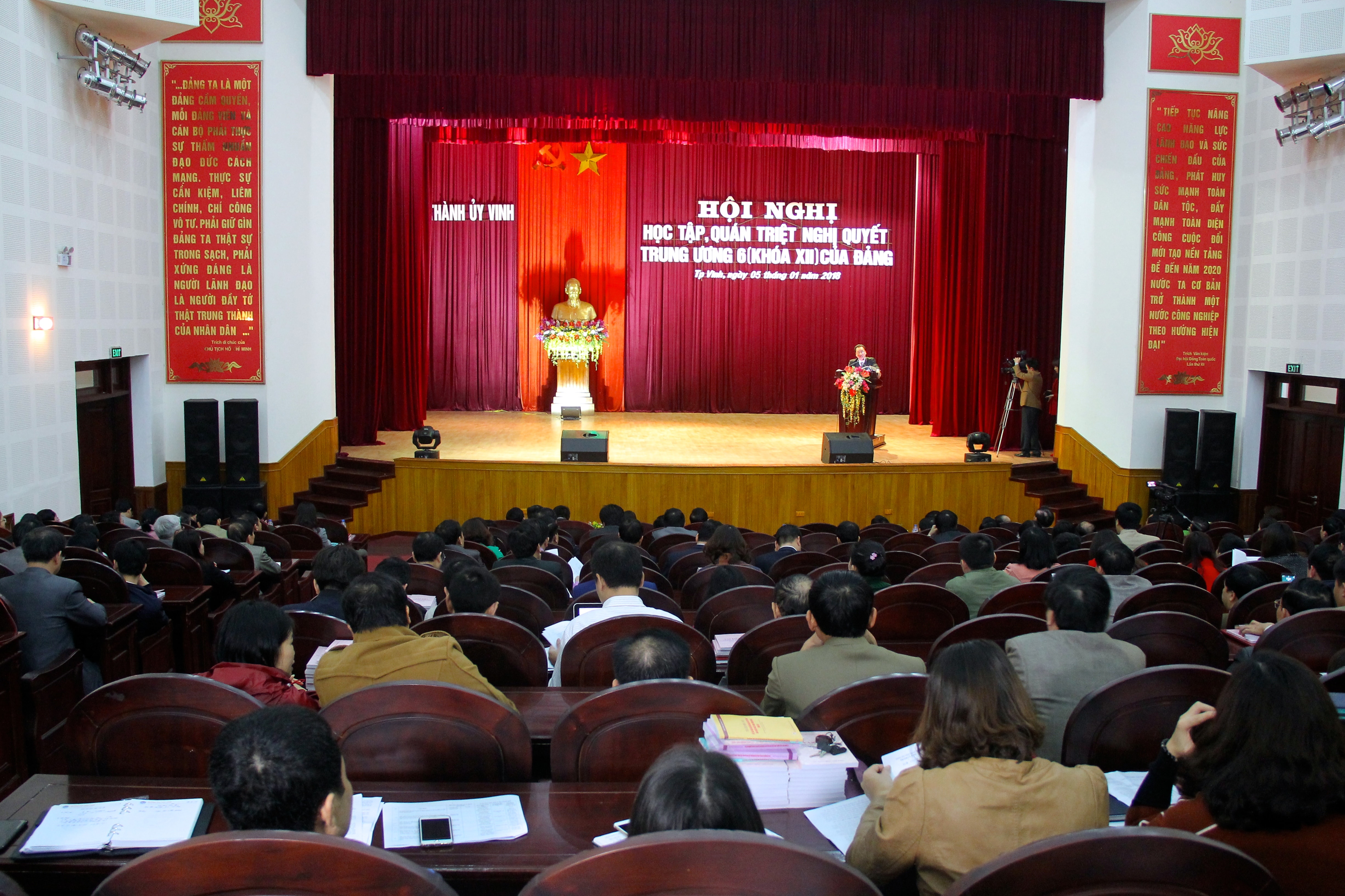Hội nghị diễn ra trong 1 ngày do GS.TS Phùng Hữu Phú, nguyên Ủy viên Trung ương Đảng, Phó Chủ tịch Thường trực Hội đồng lý luận Trung ương trực tiếp đứng lớp. Ảnh: Mỹ Nga