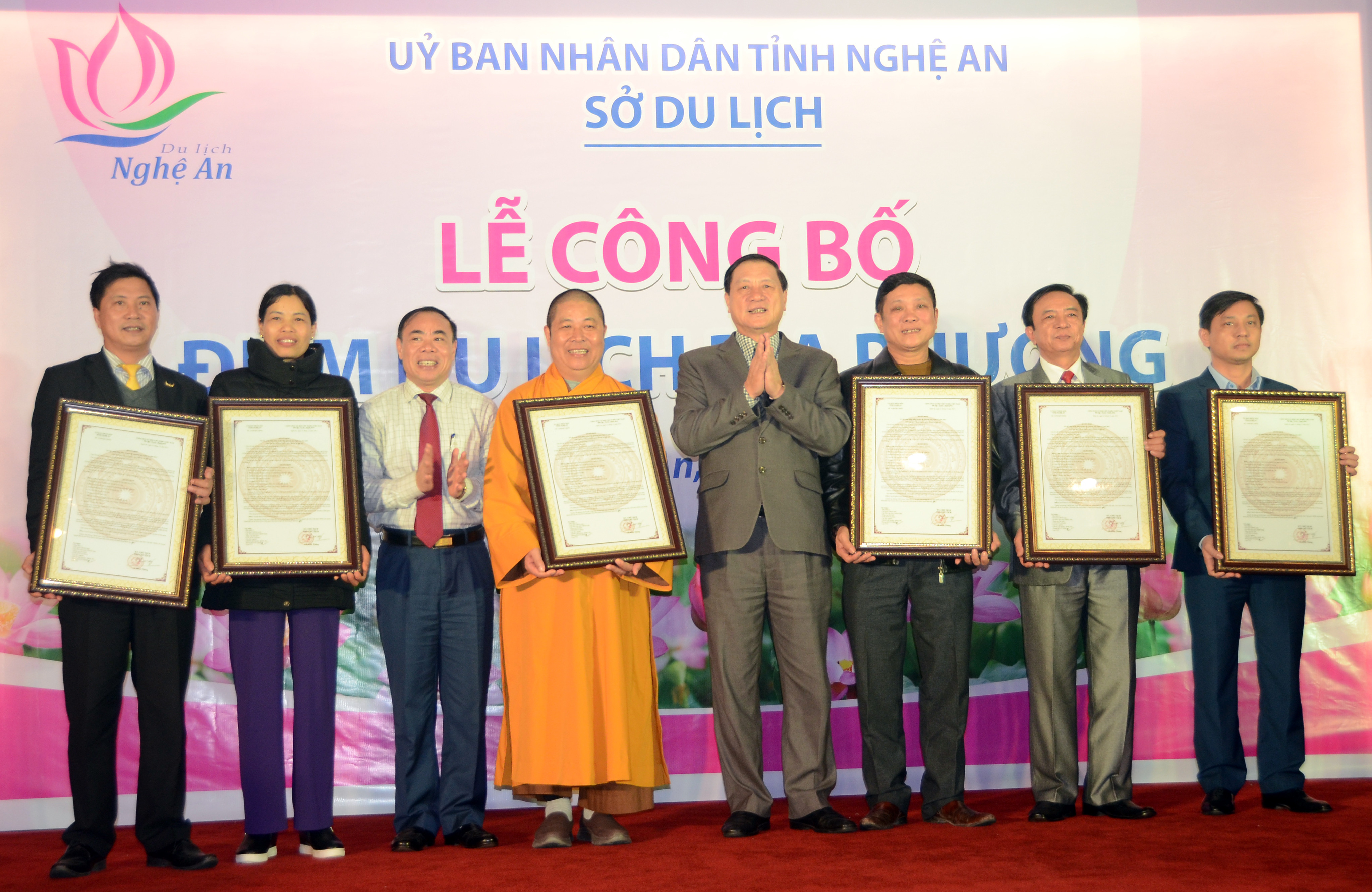 Lãnh đạo UBND tỉnh Nghệ An trao quyết định công nhận điểm du lịch địa phương tỉnh Nghệ An năm 2017. Ảnh: Thành Chung