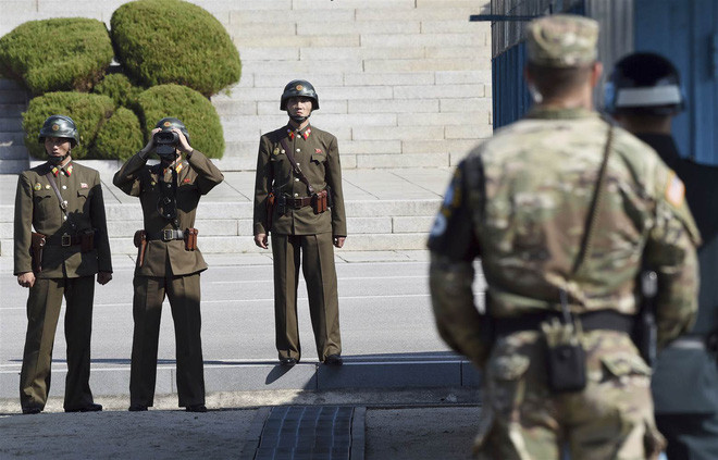 Binh lính Triều Tiên quan sát tại khu phi quân sự giữa hai miền.  Ảnh: Reuters