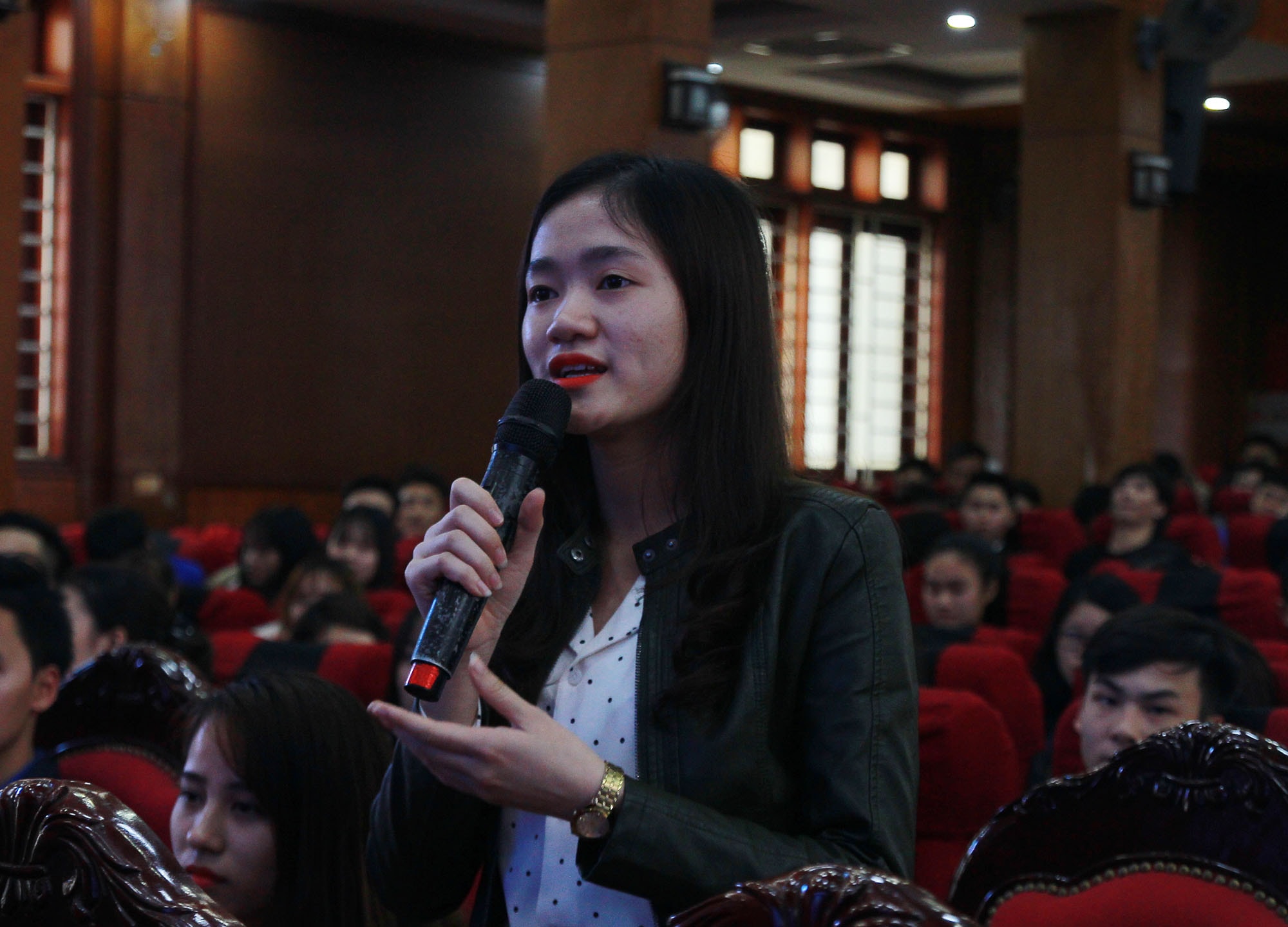 Các bạn sinh viên đặt câu hỏi cho các diễn giả