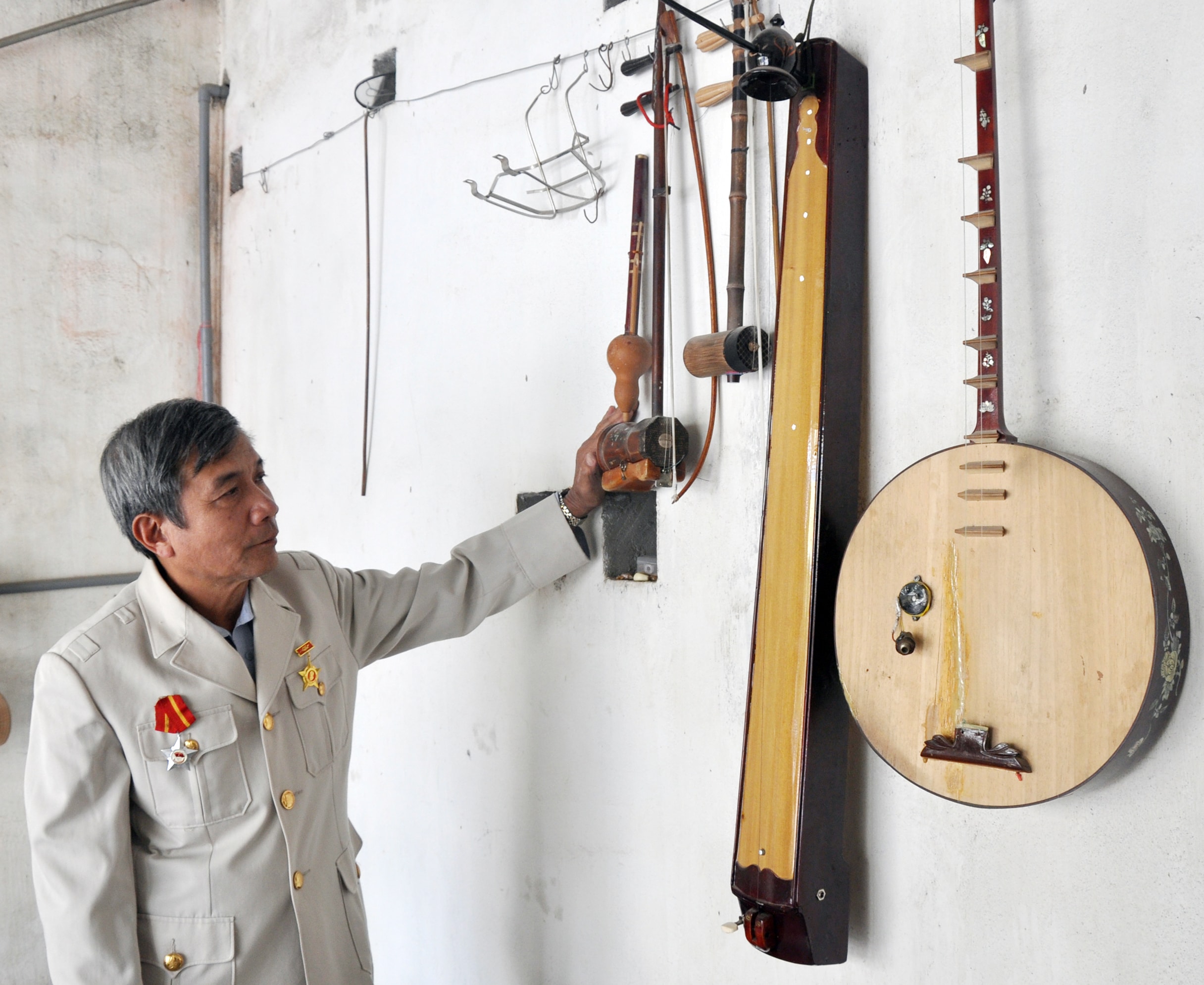 Bộ sưu tập nhạc cụ của nghệ nhân Nguyễn Đình Túc. Ảnh: Công Kiên