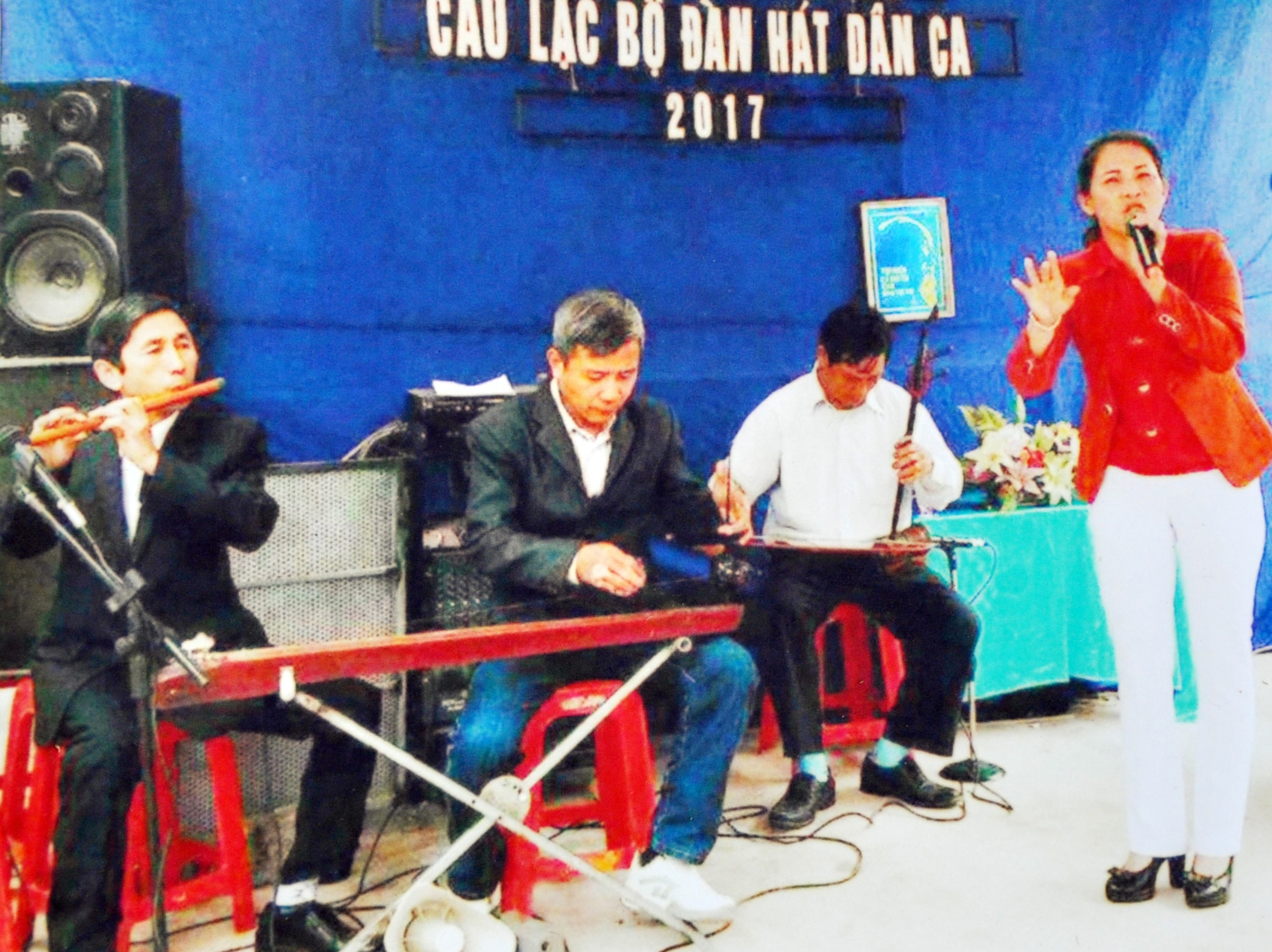 Nghệ nhân Nguyễn Đình Túc (thứ 2, trái sang) tham gia đệm đàn tại buổi giao lưu các CLB Dân ca huyện Diễn Châu 