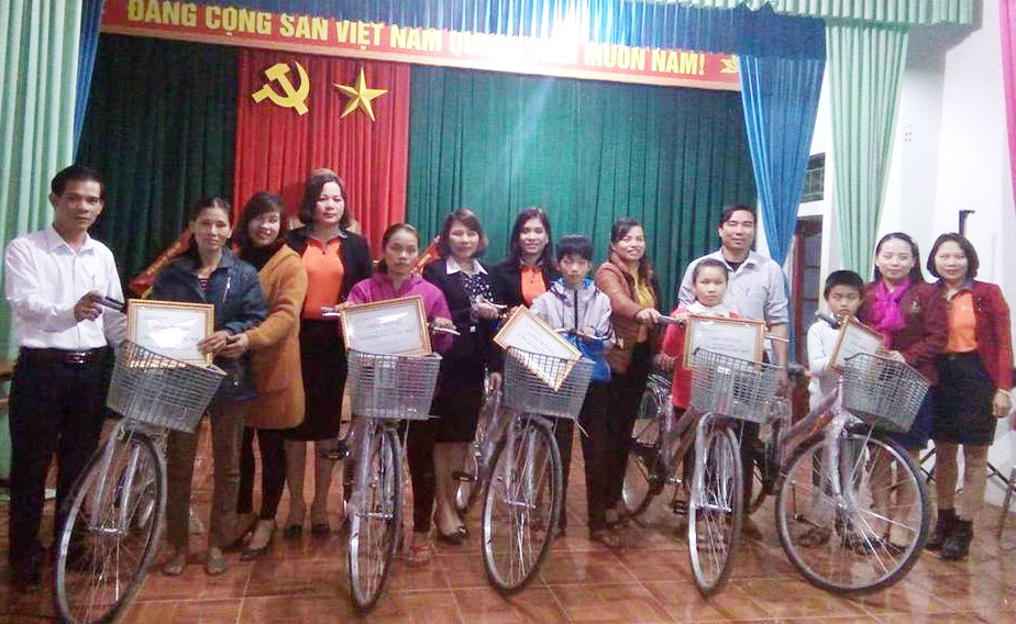 trao xe đạp cho học sinh nghèo Quế Phong Ảnh Sầm Thanh.
