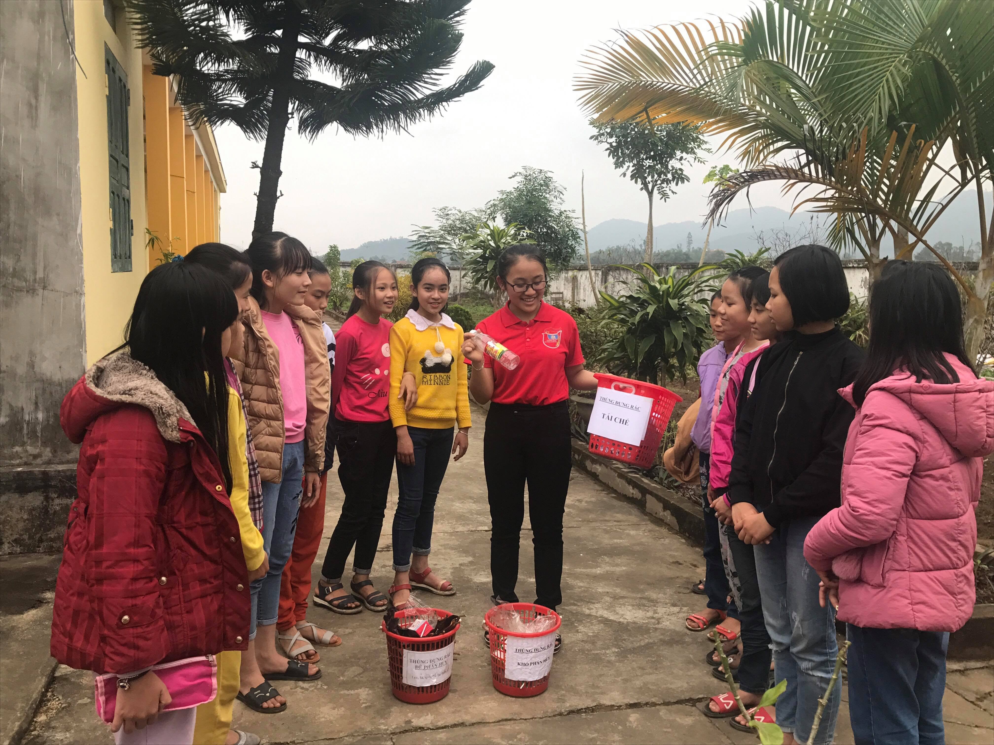 Quỳnh Nhi hướng dẫn cho các em học sinh lớp dưới nhận biết các loại rác. Ảnh Minh Thái
