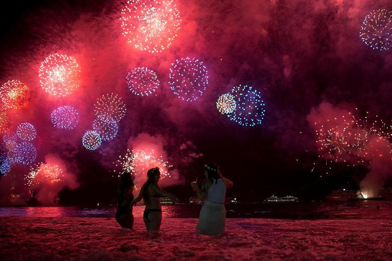 Mọi người xem như pháo hoa nổ trên bãi biển Copacabana trong các buổi lễ mừng năm mới ở Rio de Janeiro, Brazil