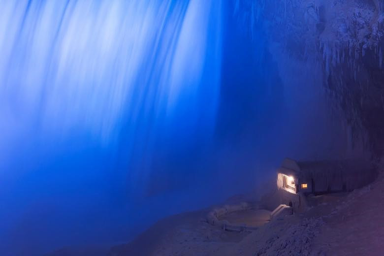 Một tòa nhà được bao phủ bởi băng đá nằm ở dưới thác Horseshoe Falls ở Thác Niagara, Canada.