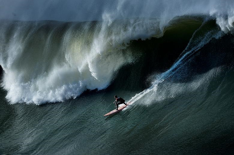 Một người lướt sóng một làn sóng trong Thách thức Big Wave ở Punta Galea ở Punta Galea, Getxo, gần Bilbao, Tây Ban Nha. 