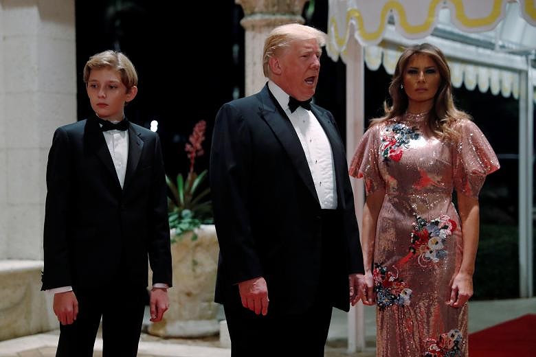 Chủ tịch Trump và đệ nhất phu nhân Melania Trump, cùng con trai Barron của họ, đến bữa tiệc đêm giao thừa tại câu lạc bộ Mar-a-Lago ở Palm Beach, Florida. REUTERS / Jonathan Ernst