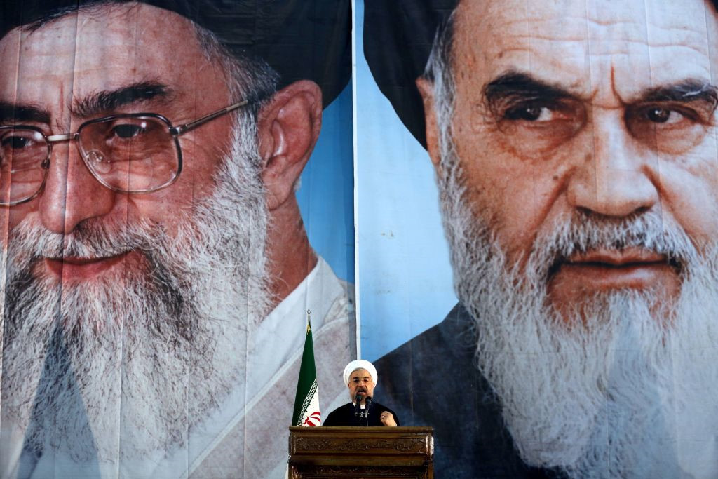 Tổng thống Hassan Rouhani trong một bài phát biểu với phông nền bên trái là lãnh đạo tối cao Ayatollah Ali Khamenei, bên phải là nhà sáng lập Cộng hòa Hồi giáo Iran Ayatollah Ruhollah Khomeini. Ảnh: AFP.