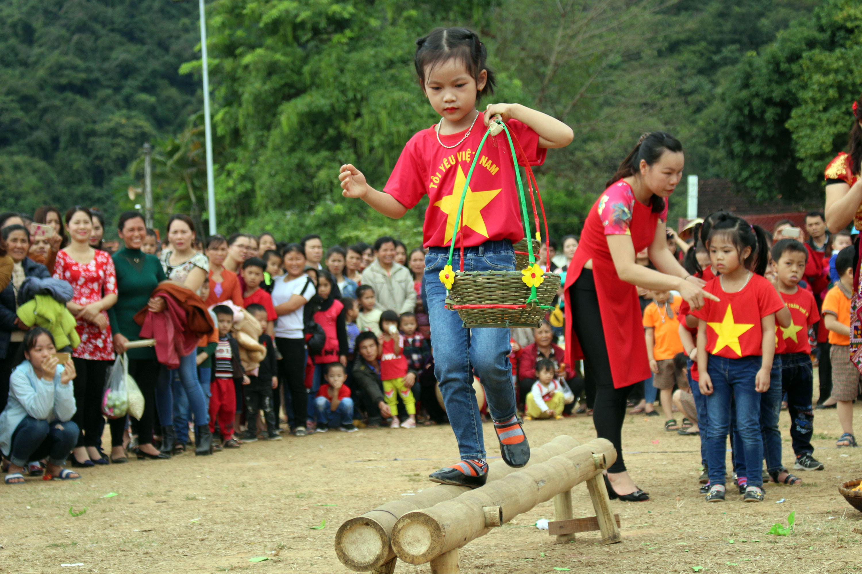 Những trò chơi vui nhộn của trẻ tại hội chợ Xuân. Ảnh: Đình Tuân