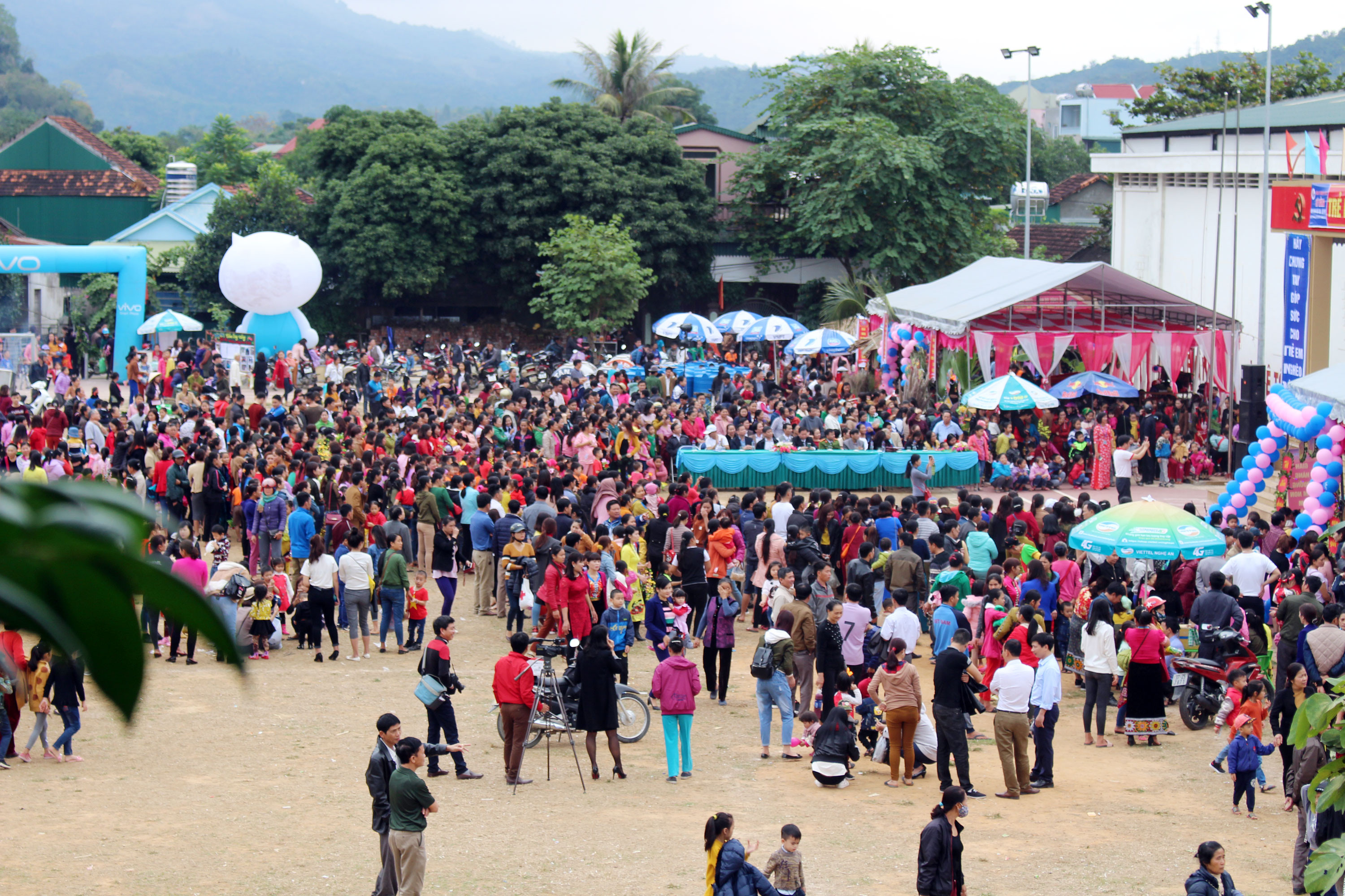Hội chợ đã thu hút hàng ngàn người tham gia. Đây thực sự là ngày hội của trẻ em và bà con huyện Tương Dương trước ngày Tết đang đến gần. Ảnh: Đào Thọ
