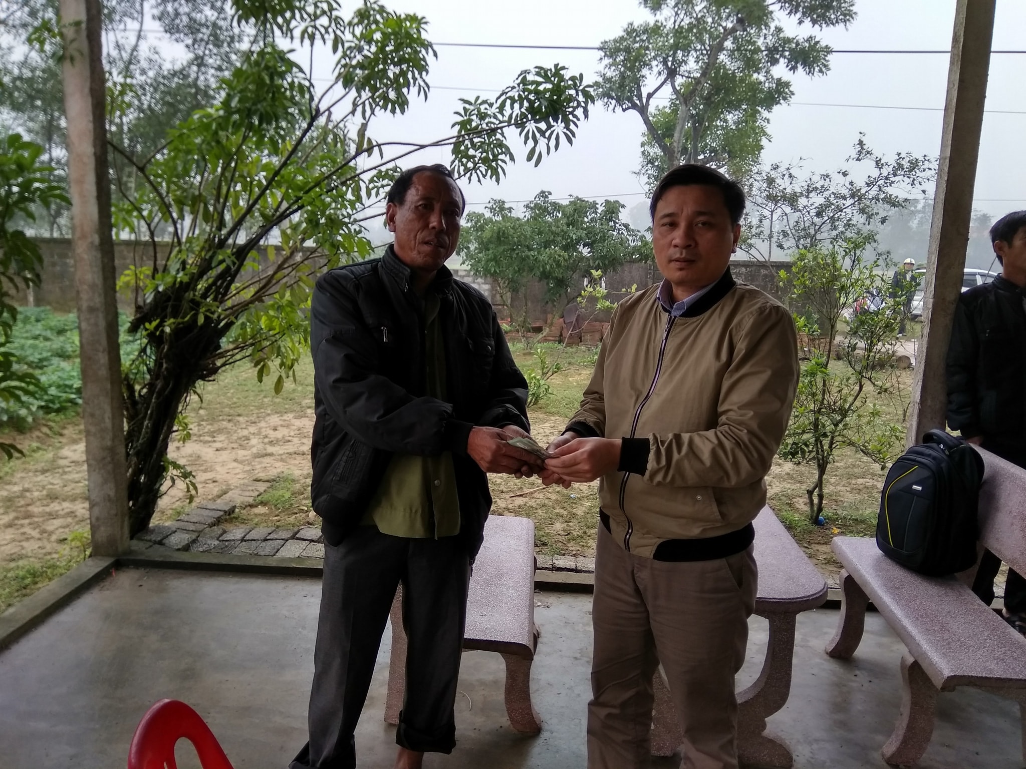 Thầy Ngô Sỹ Hoàng trao số tiền quyên góp được cho bố Sơn. Ảnh: FB Ngô Hoàng