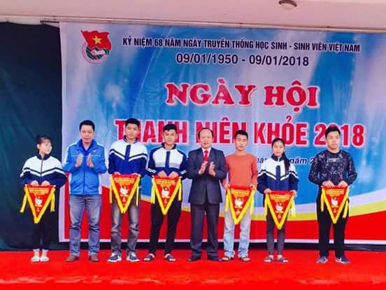 Đồng chí Hoàng Văn Phi - Bí thư Huyện ủy Hưng Nguyên trao cờ lưu niệm cho các đội tham gia ngày hội. Ảnh: Ngọc Mai