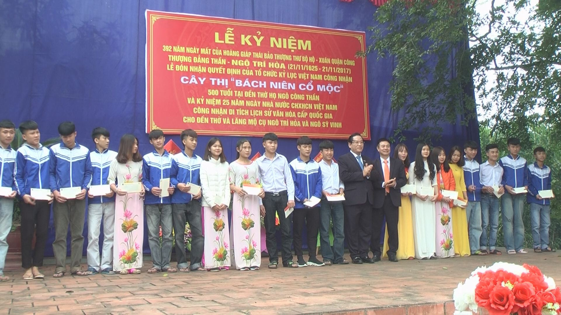Tập đoàn Thăm dò và khai thác dầu khí Việt Nam tặng quà cho học sinh vượt khó và hộ nghèo ở xã Diễn Kỷ. Ảnh: Mai Giang