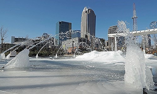 Bồn phun nước đóng băng trong thời tiết lạnh giá ở thành phố Charlotte, Nam Carolina. Ảnh: Boston Herald.