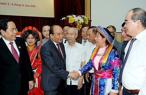 Thủ tướng trò chuyện với các đại biểu dự Hội nghị