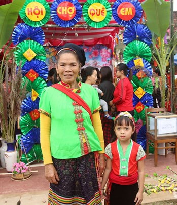 Bà cháu cùng vui hội. Ảnh: Đào Thọ