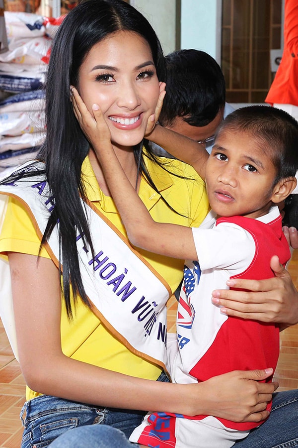 Hoa hậu HHen Niê đi từ thiện cùng Miss Universe 2008 Dayana Mendoza - 8