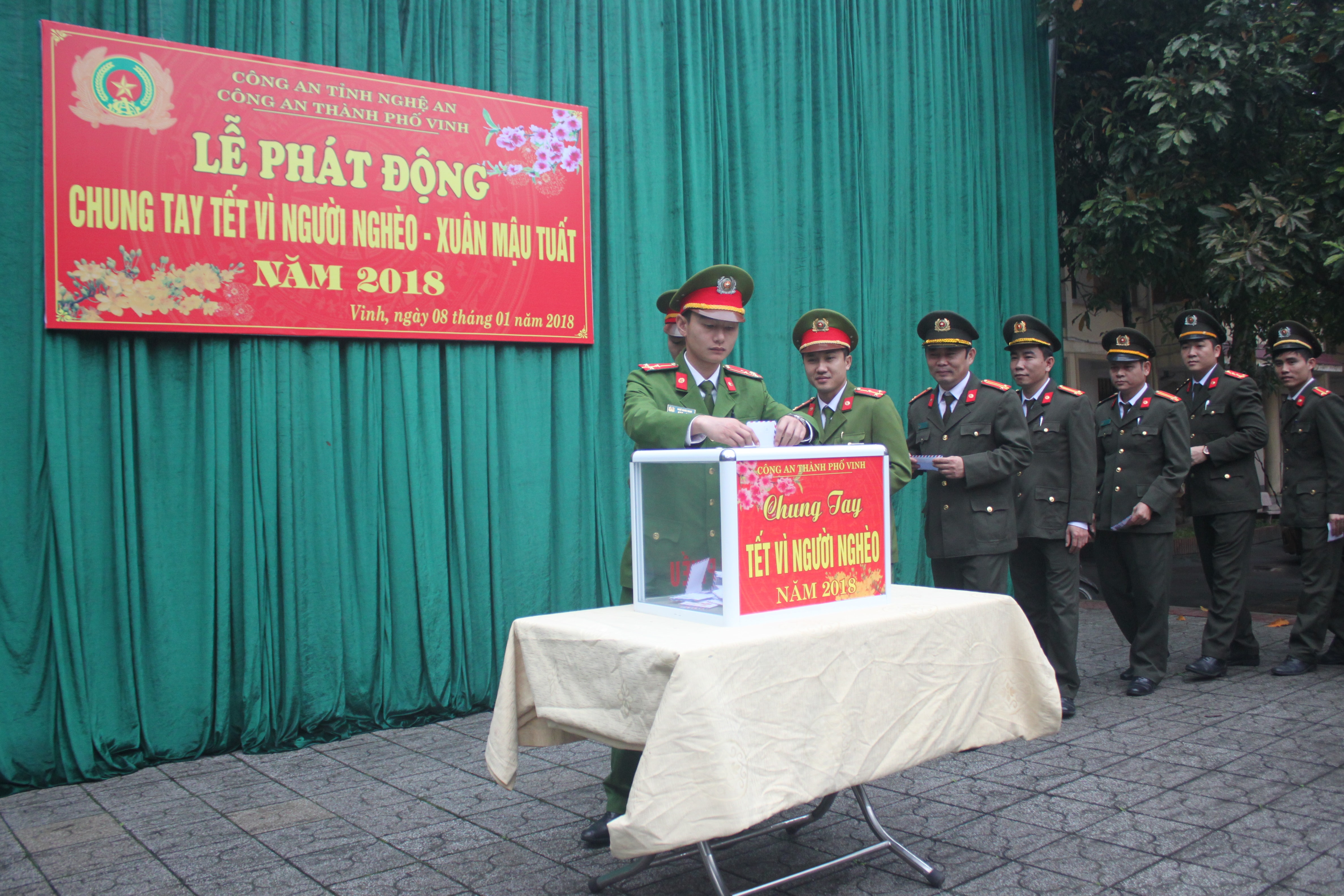 Buổi lễ phát động tại Công an Thành phố Vinh. Ảnh: Mạnh Cường