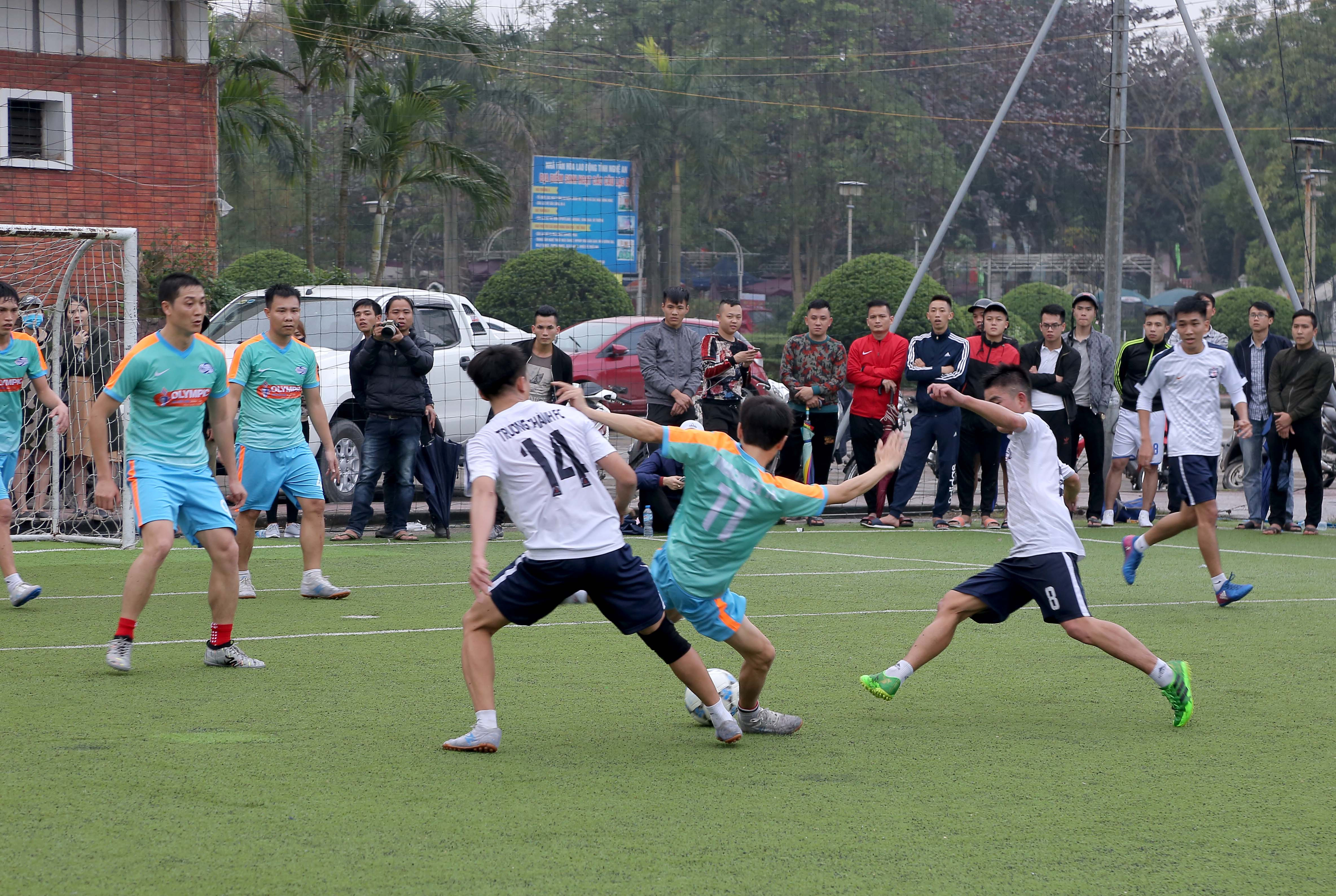 Pha bóng trong trận chung kết giữa FC Trường Thành và FC Vinaconex 16. Ảnh: Hoàng Hảo