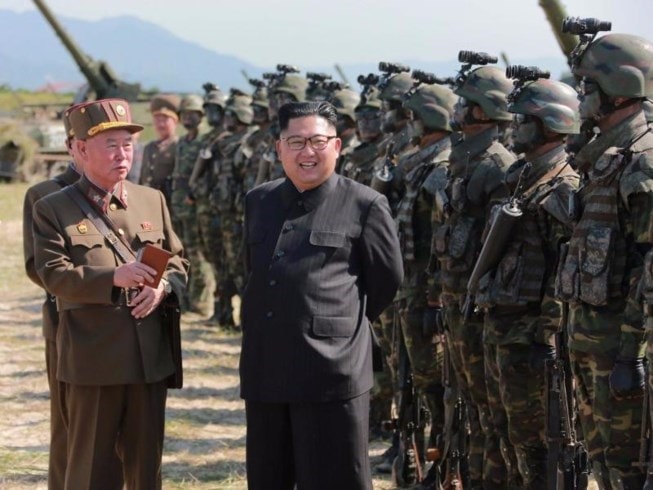 2. Năm 2013: Khi nói về kịch bản nhấn chìm Hàn Quốc trong “biển lửa”, ông Kim Jong-un nói: “Ngay sau khi mệnh lệnh được đưa ra, các đồng chí hãy bẻ gẫy lưng những kẻ thù điên khùng, cắt cổ chúng và từ đó cho chúng thấy rõ chiến tranh thực sự là như thế nào”,  