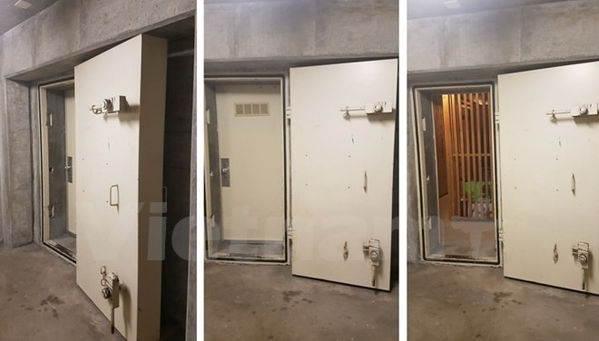 Hầm chống bom hạt nhân đang trong một tòa nhà chung cư tại Thụy Sĩ, với cánh cửa dày 20cm.