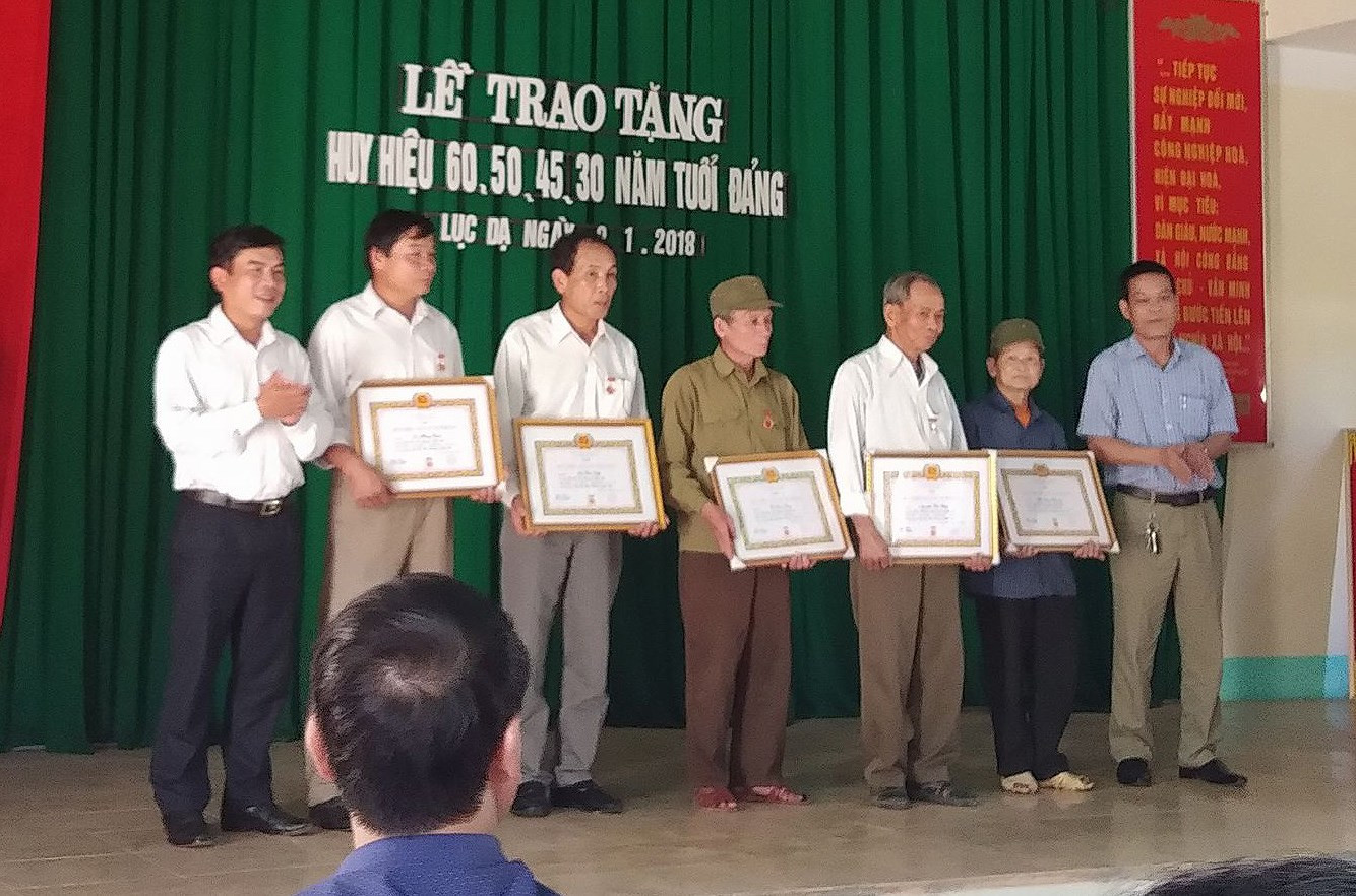 Lãnh đạo huyện Con Cuông trao tặng Huy hiệu Đảng cho các đảng viên. Ảnh: Bá Hậu