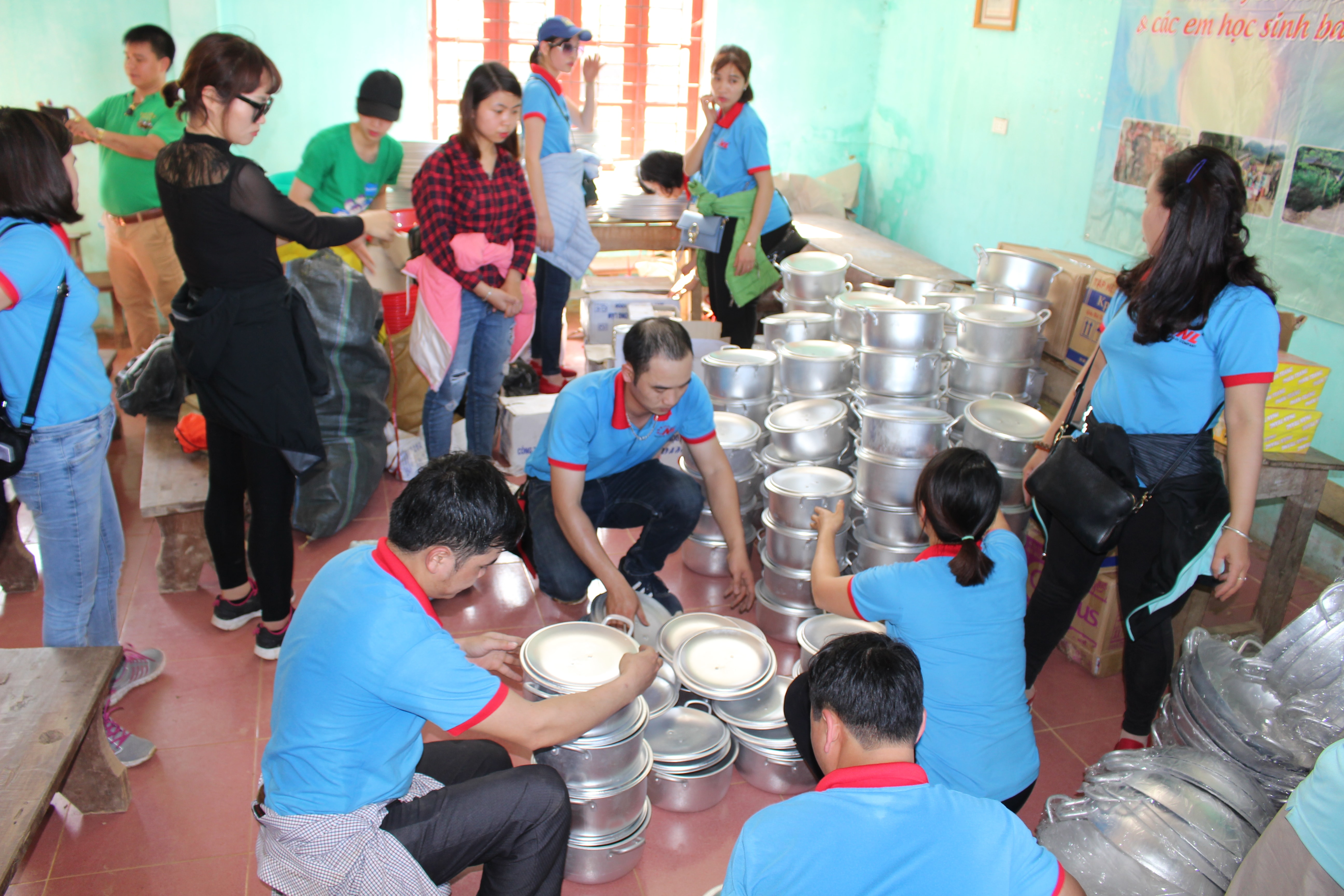 Ngay khi vào đến bản đoàn đã khẩn trương phân chia quà để kịp trao tặng cho người dân cũng như học sinh. Ảnh: Đình Tuân