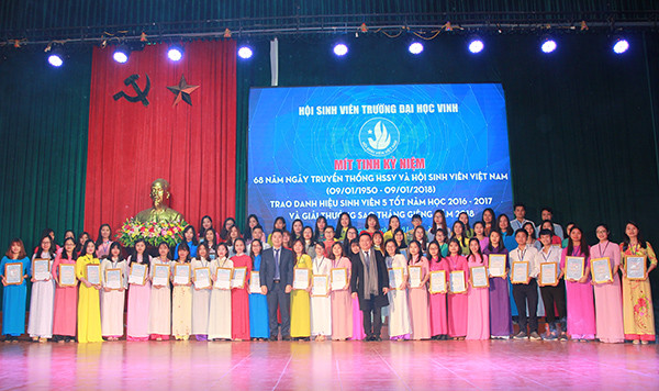 ĐH Vinh Tuyên dương Sinh viên 5 tốt và trao giải thưởng Sao tháng Giêng 
