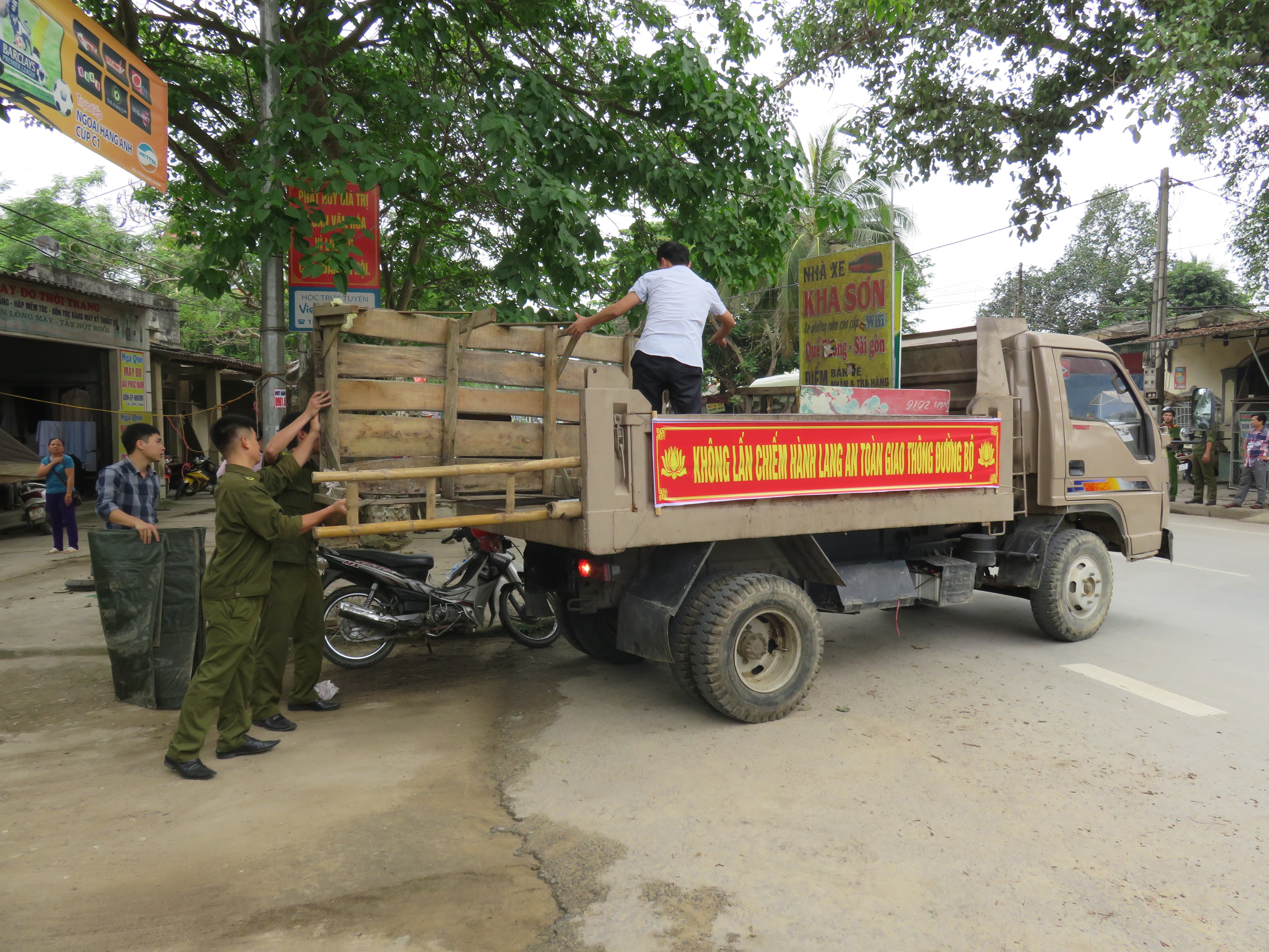 Quỳ Châu tháo dỡ các trường hợp vi phạm Ảnh Bé Vinh