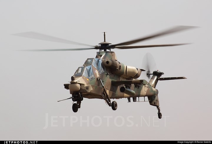 AH-2 Rooivalk cũng có khả năng gây nhiễu (một trong những phương pháp tác chiến điện tử hiện đại) và được trang bị các hệ thống bắn pháo sáng chuyên dụng cho không quân. Ảnh: Jetphotos.