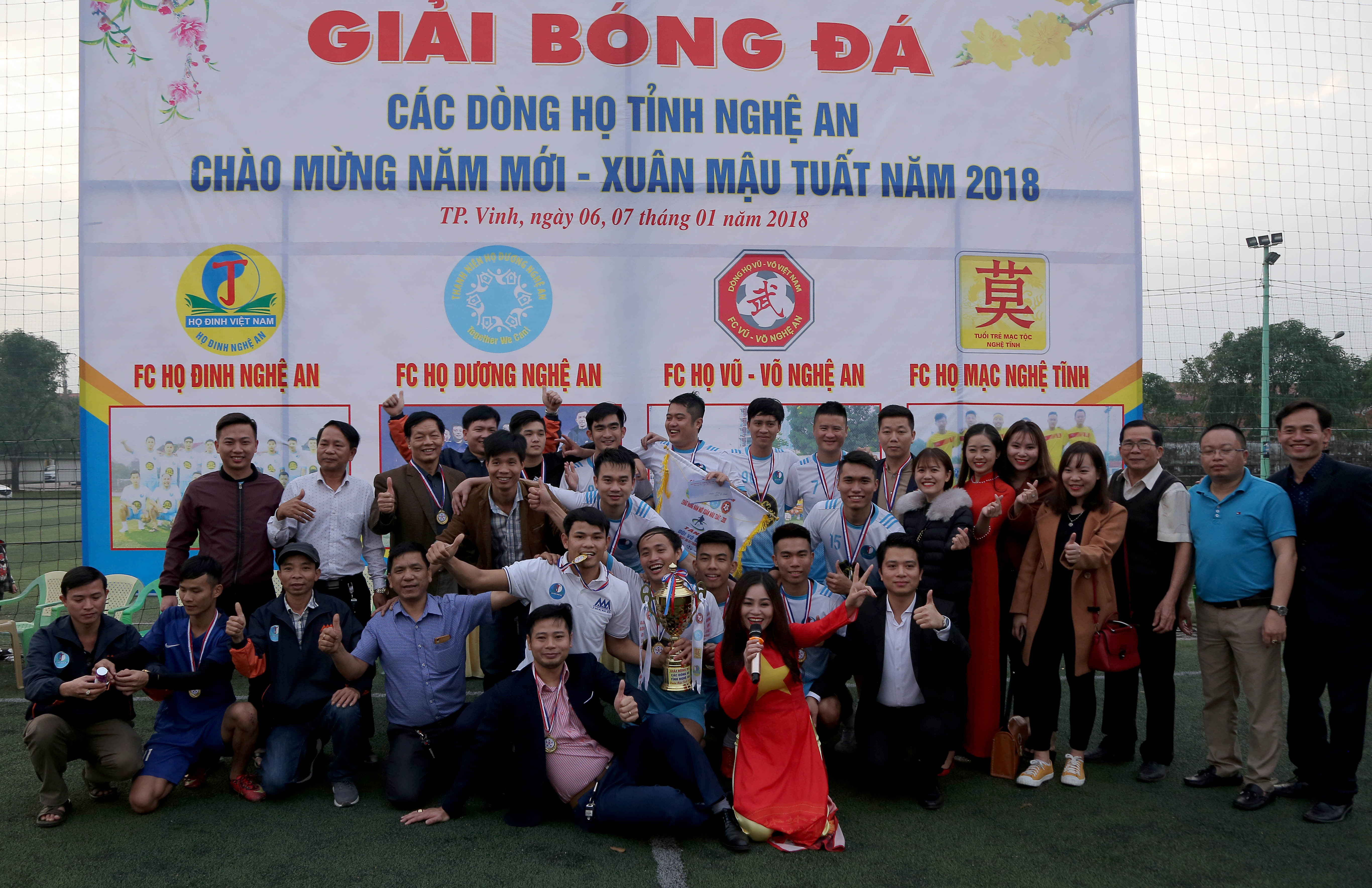 Đội FC họ Đinh Nghệ An vui mừng đón nhận cúp vô địch. Ảnh: Hoàng Hảo