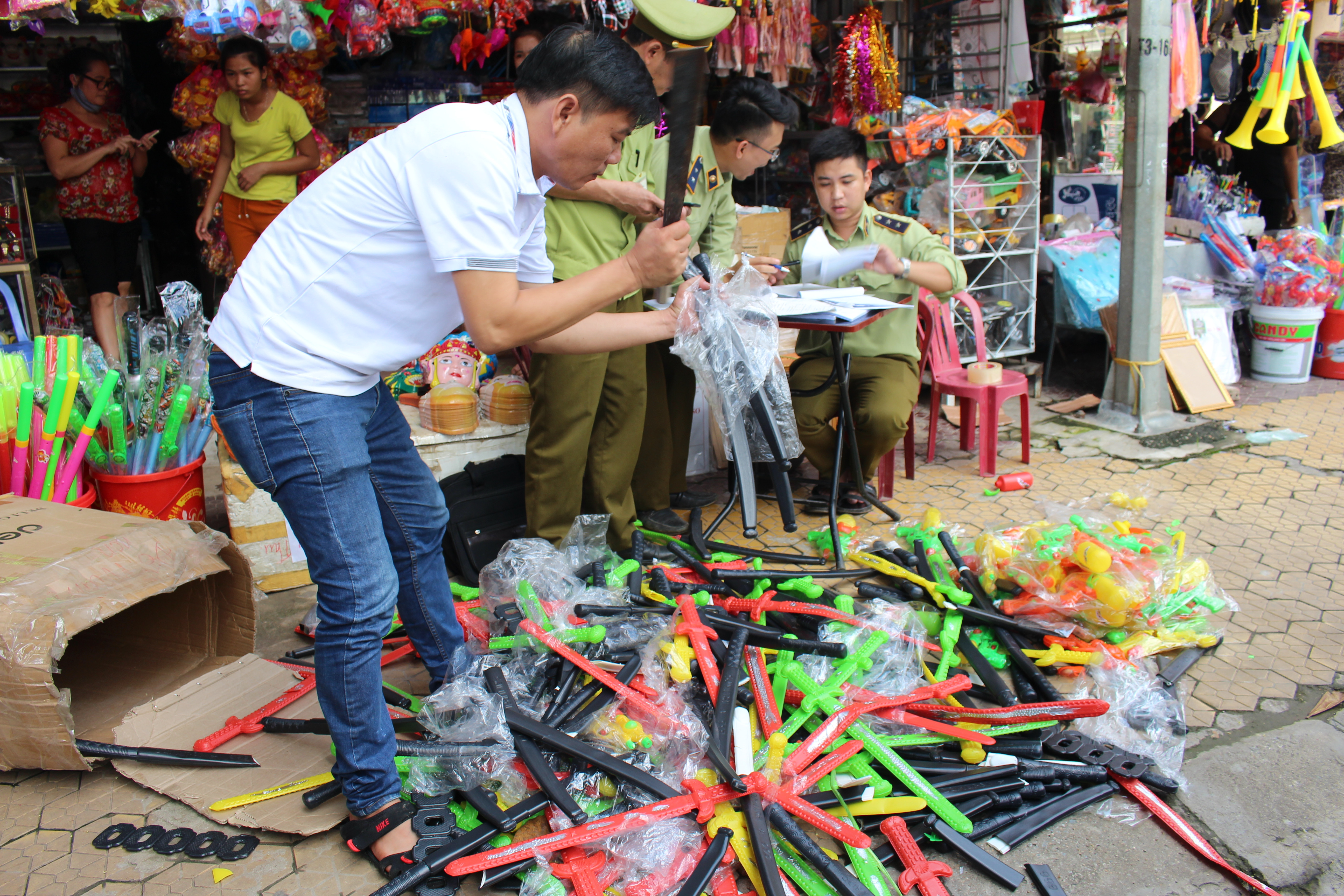 Ban chỉ đạo 389 huyện Quỳ Hợp tiêu hủy đồ chơi trẻ em kích động bạo lực Ảnh Phan Giag