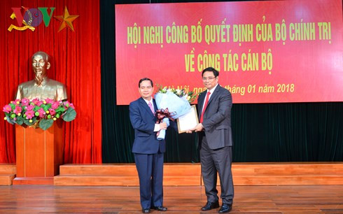 Trưởng ban Tổ chức Trung ương Phạm Minh Chính trao Quyết định và tặng hoa chúc mừng đồng chí Điểu K’Ré.