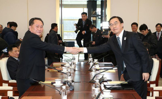 Bộ trưởng Thống nhất Hàn Quốc (phải) bắt tay với trưởng đoàn đàm phán của Triều Tiên sáng 9/1. Ảnh: Yonhap