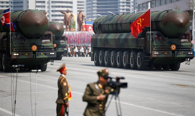 Triều Tiên diễu binh tên lửa đạn đạo liên lục địa (ICBM). Ảnh: Reuters