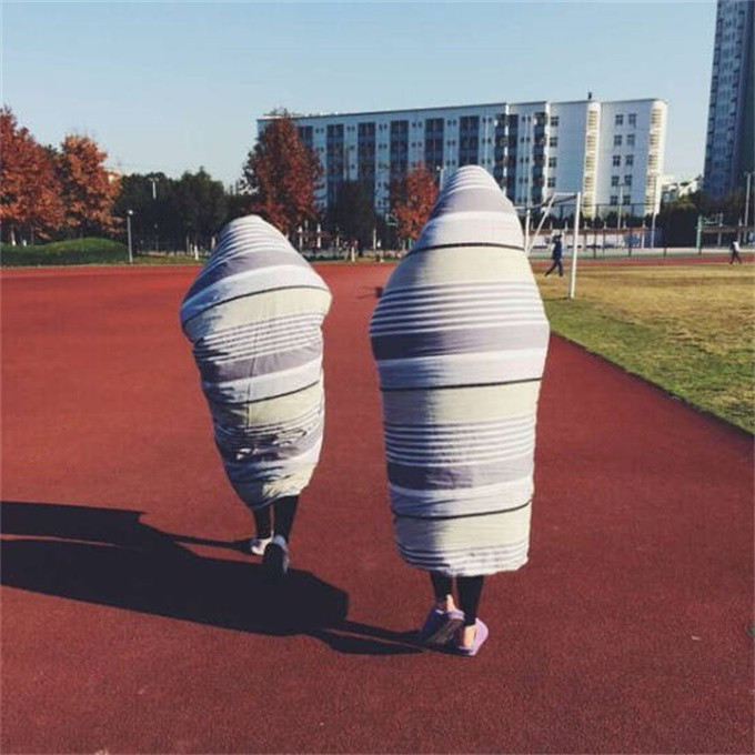 Cặp bạn chạy bộ rủ nhau trùm chăn đôi.