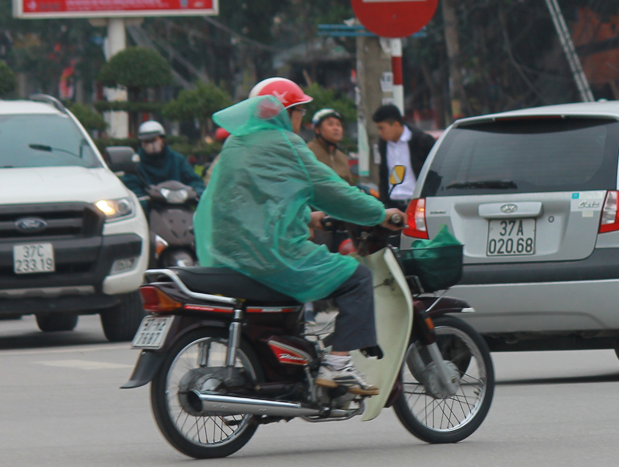 Có người còn mặc cả áo mưa cho đỡ buốt. Ảnh: Chu Thanh