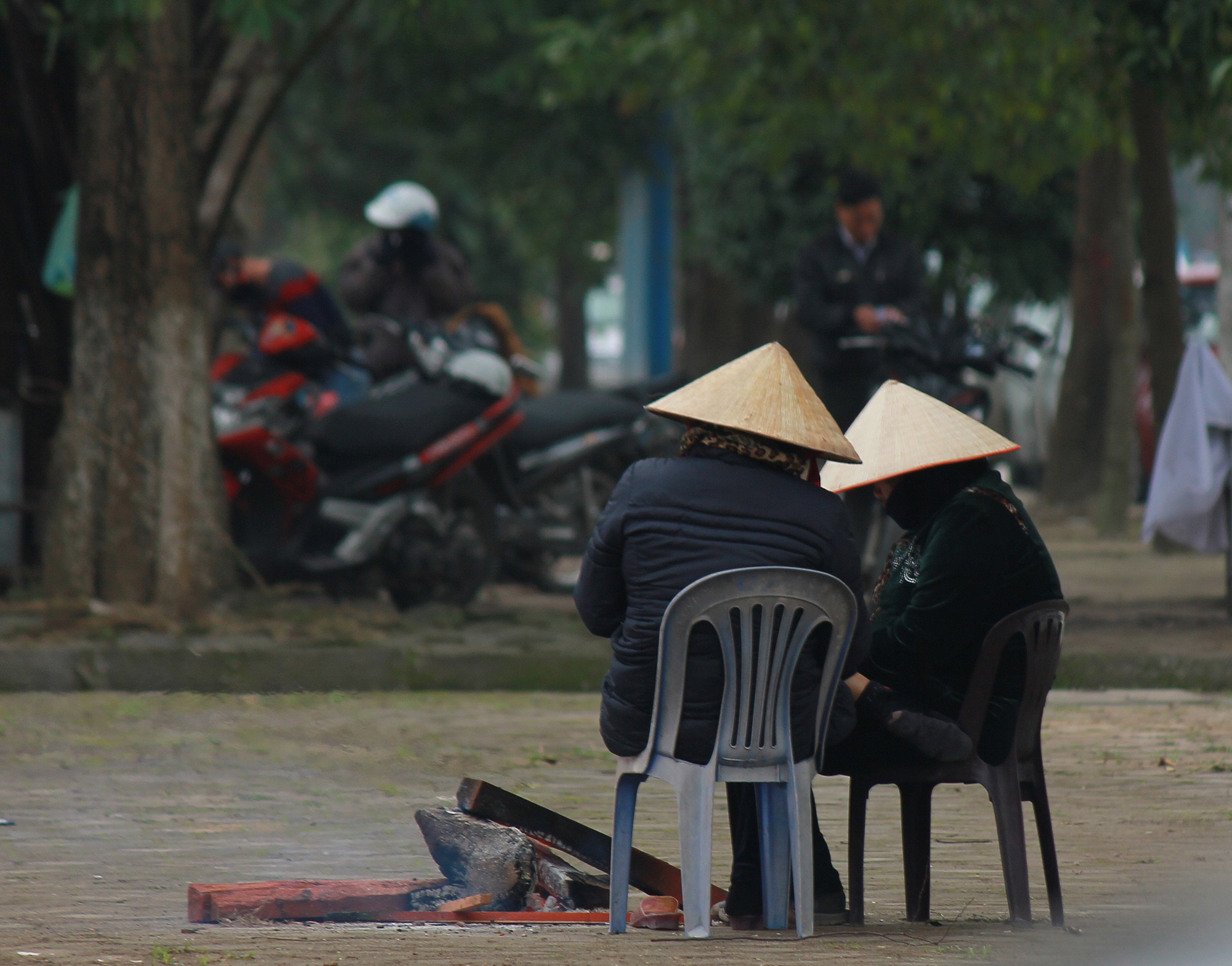 Để chống lại với cái lạnh, một số người dân đã đốt lửa sưởi ấm trên vỉa hè.