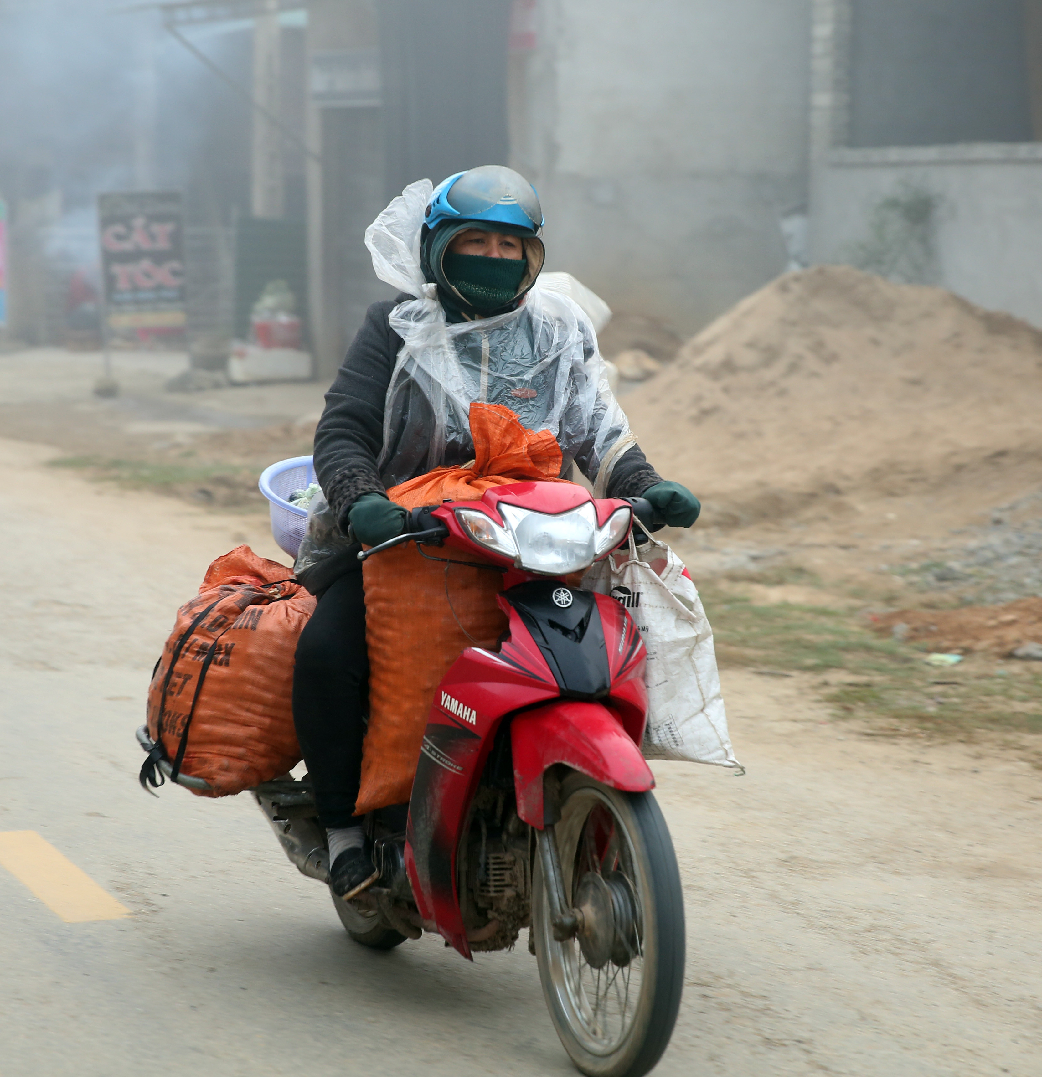 Người dân miền núi Nghệ An đi bán hàng trong rét dưới 10 độ C. Ảnh: Hồ Phương