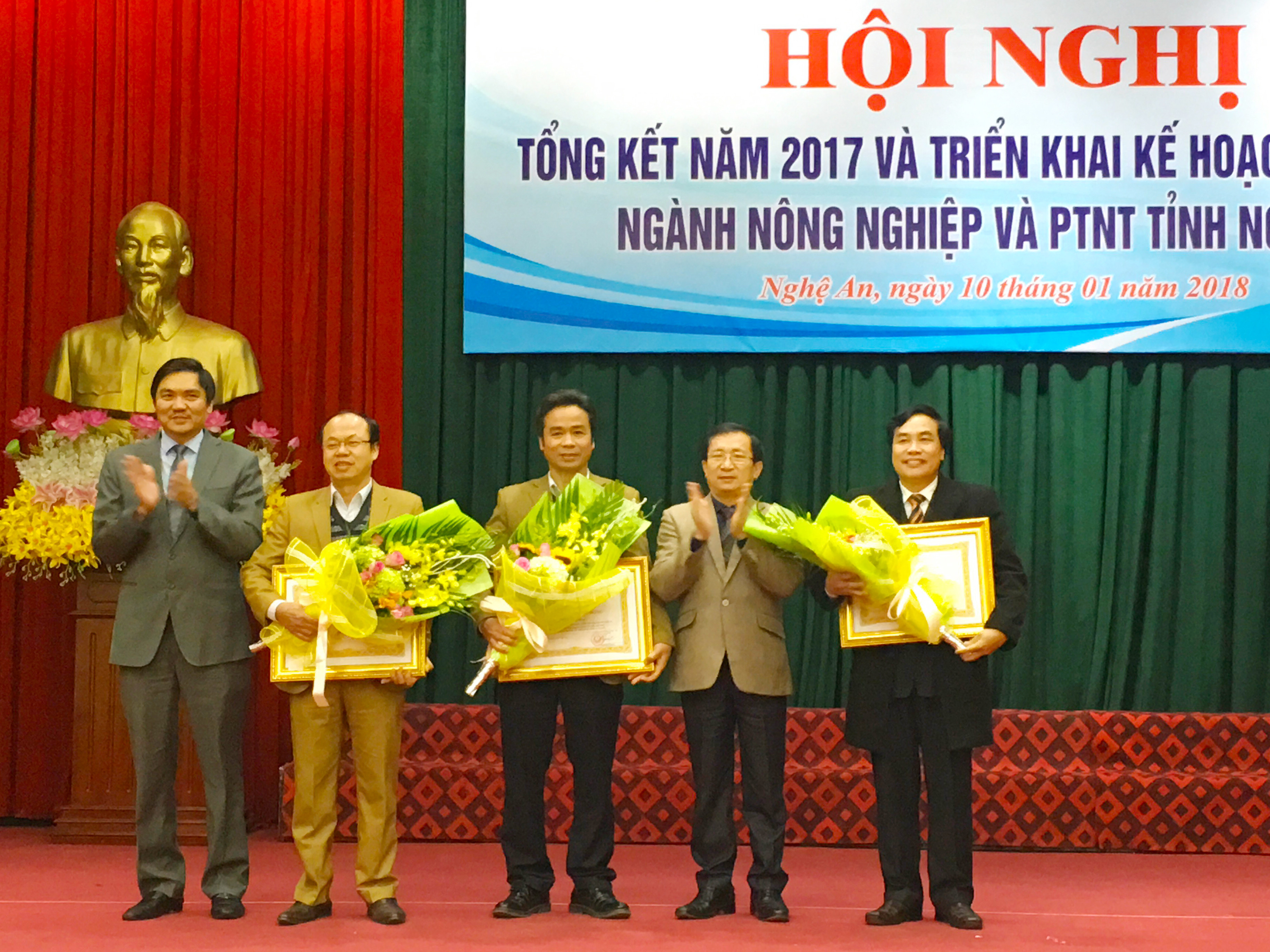 Tại hội nghị, có 03 cá nhân được tặng thưởng Huân chương lao động của Chủ tịch nước. Ảnh: Phú Hương