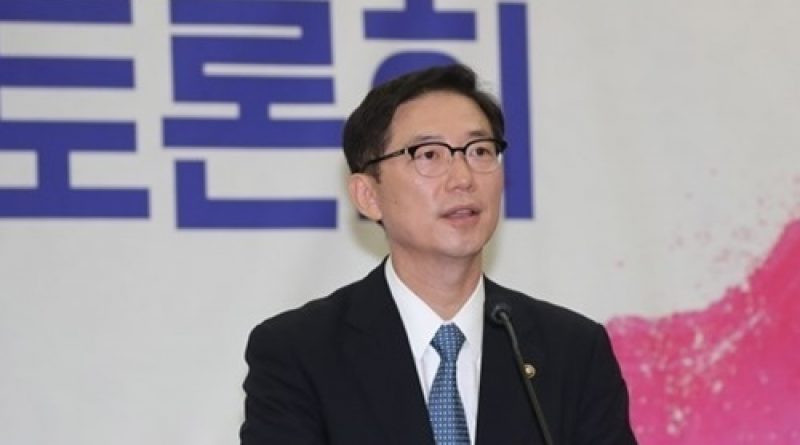 Về phía Hàn Quốc, nước này đề nghị một số biện pháp nhằm làm giảm căng thẳng giữa hai miền, một trong số đó là dỡ bỏ một số lệnh cấm vận chống Triều Tiên. Tuy nhiên, quan chức Hàn Quốc cho biết tất cả mới chỉ là khởi đầu.  